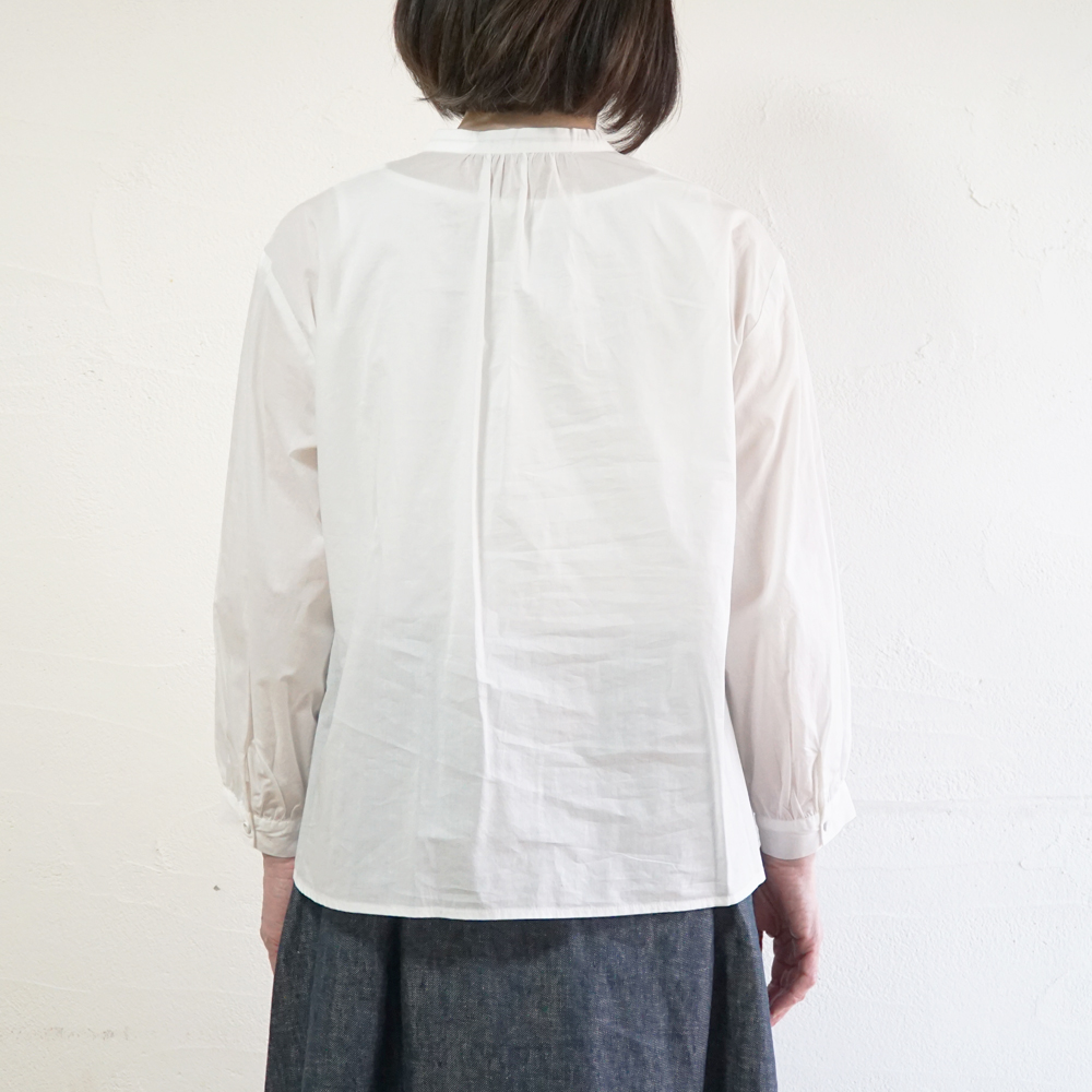 ピンタックブラウス 