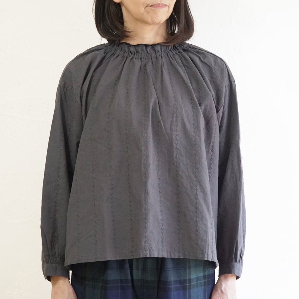 フリルブラウス 