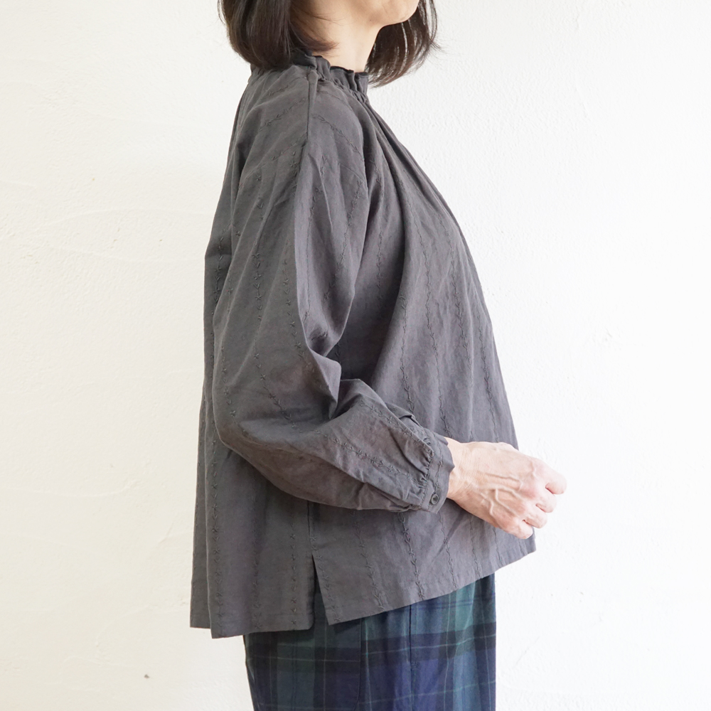 フリルブラウス 