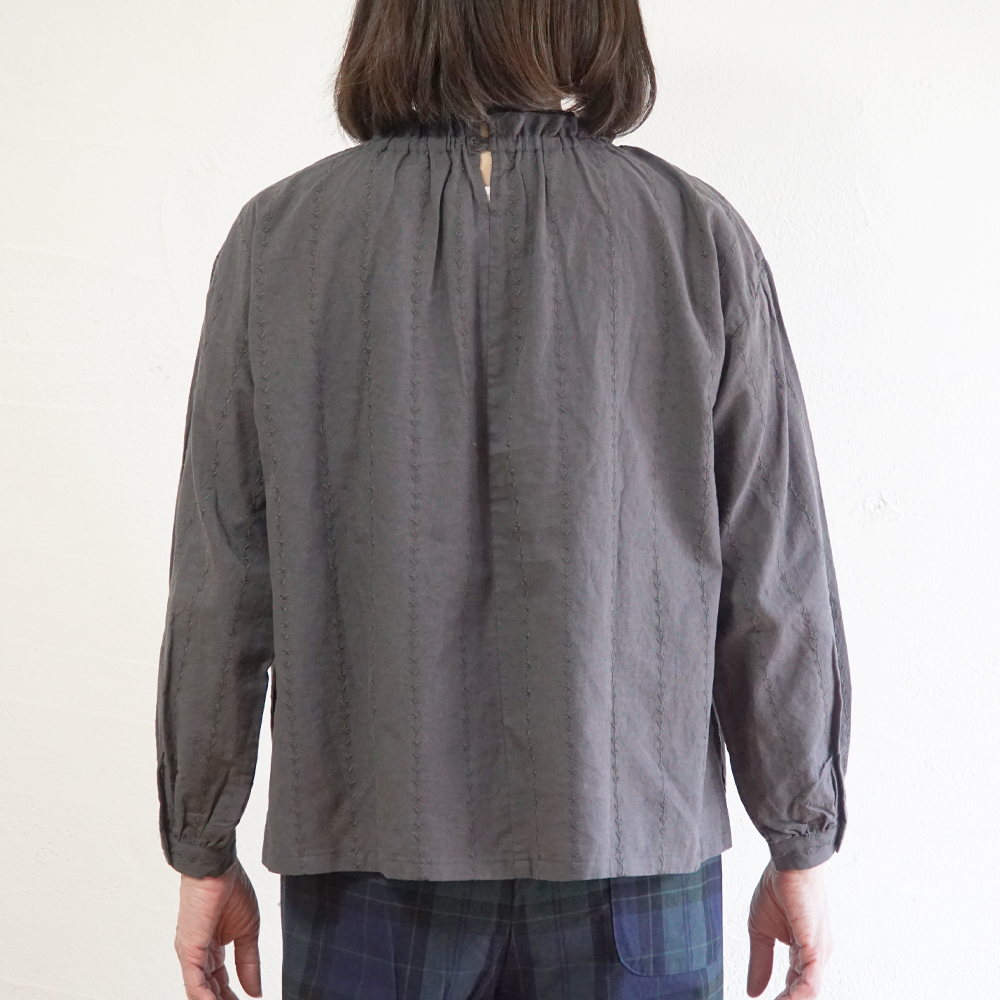 フリルブラウス 