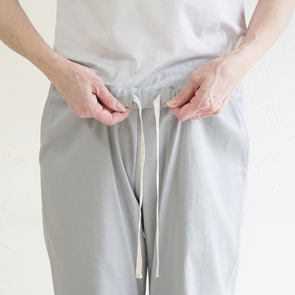 テーパードパンツ 
