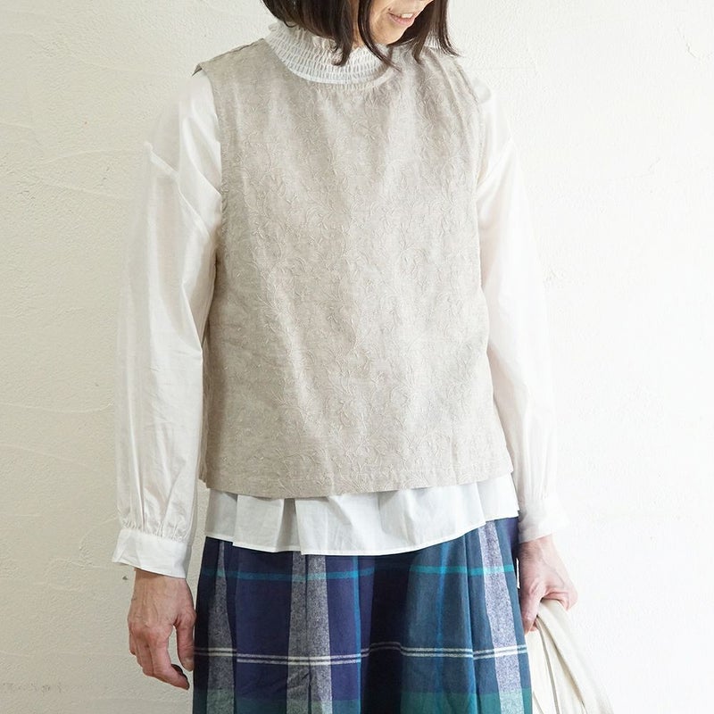 Branch m‘.,ブランチエム,ナチュラル,30代,40代,50代,60代,リネン,ゆったり,刺繍,刺繍ベスト,ベスト,2way,前後着用,2wayベスト
