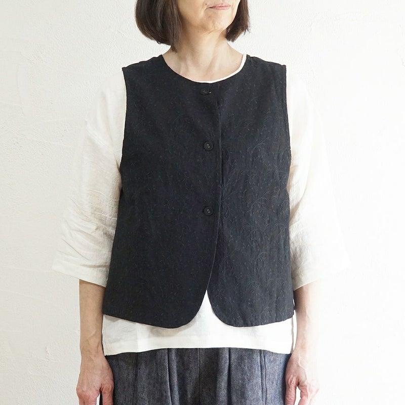 Branch m‘.,ブランチエム,ナチュラル,30代,40代,50代,60代,リネン,ゆったり,刺繍,刺繍ベスト,ベスト,2way,前後着用,2wayベスト