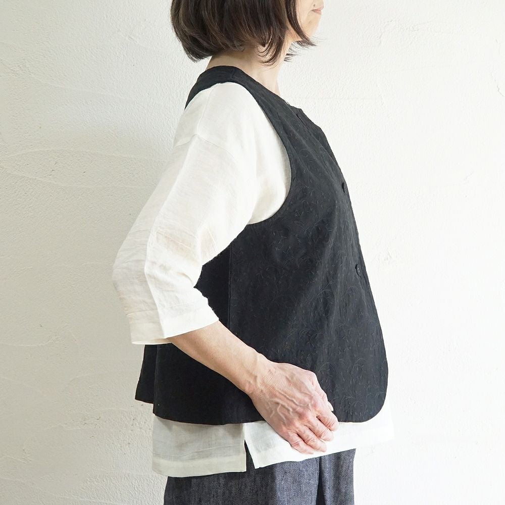 Branch m‘.,ブランチエム,ナチュラル,30代,40代,50代,60代,リネン,ゆったり,刺繍,刺繍ベスト,ベスト,2way,前後着用,2wayベスト