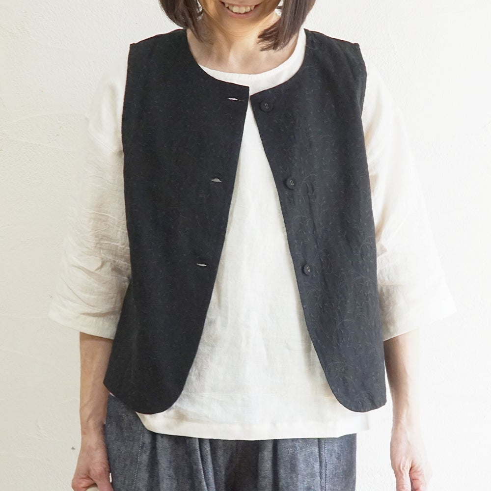 Branch m‘.,ブランチエム,ナチュラル,30代,40代,50代,60代,リネン,ゆったり,刺繍,刺繍ベスト,ベスト,2way,前後着用,2wayベスト