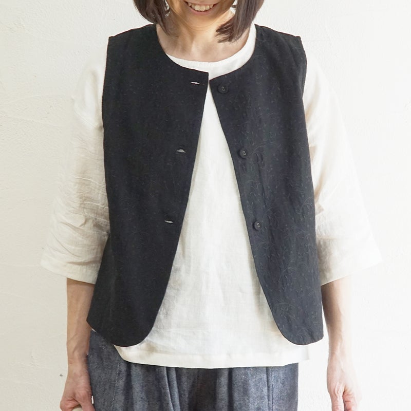 Branch m‘.,ブランチエム,ナチュラル,30代,40代,50代,60代,リネン,ゆったり,刺繍,刺繍ベスト,ベスト,2way,前後着用,2wayベスト