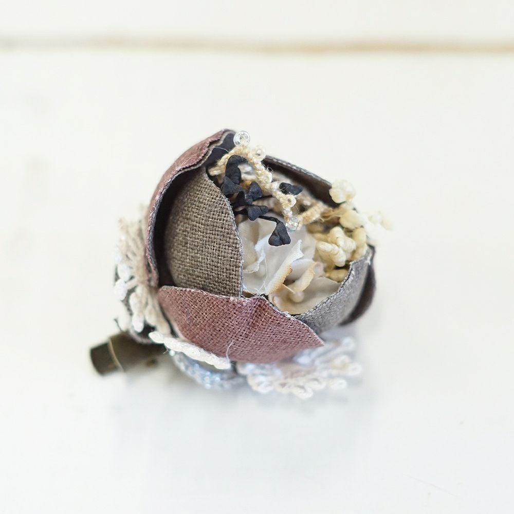 Branch m‘.,ブランチエム,ナチュラル,30代,40代,50代,60代,ブローチ,コサージュ,布,花,オケージョン,セレモニー,リネンのコサージュ,つぼみ