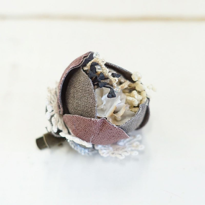 Branch m‘.,ブランチエム,ナチュラル,30代,40代,50代,60代,ブローチ,コサージュ,布,花,オケージョン,セレモニー,リネンのコサージュ,つぼみ