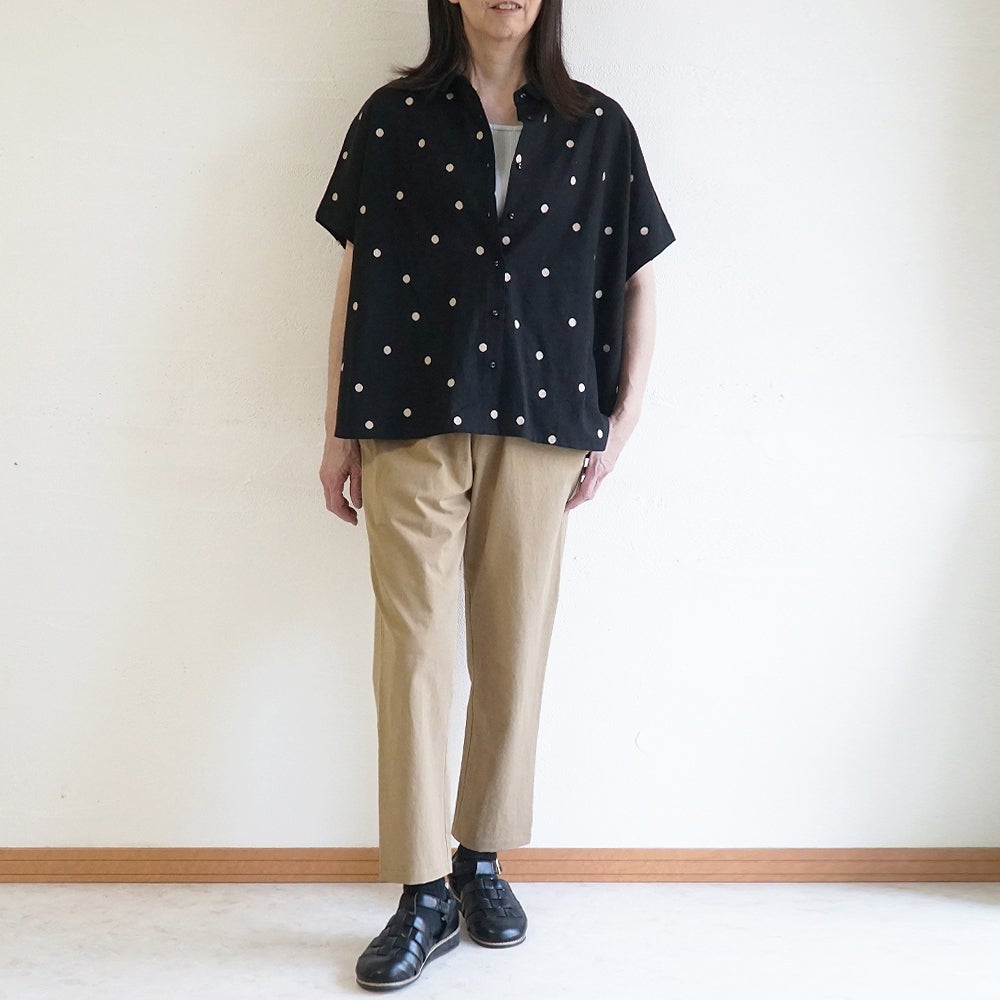 Branch m‘.,ブランチエム,ナチュラル,30代,40代,50代,60代,コットンリネン,ゆったり,ブラウス,シャツ,綿麻,半袖,チビ衿,刺繍,ドット刺繍,刺繍ブラウス,刺繍シャツ,ドット柄,ドットシャツ,ドットブラウス