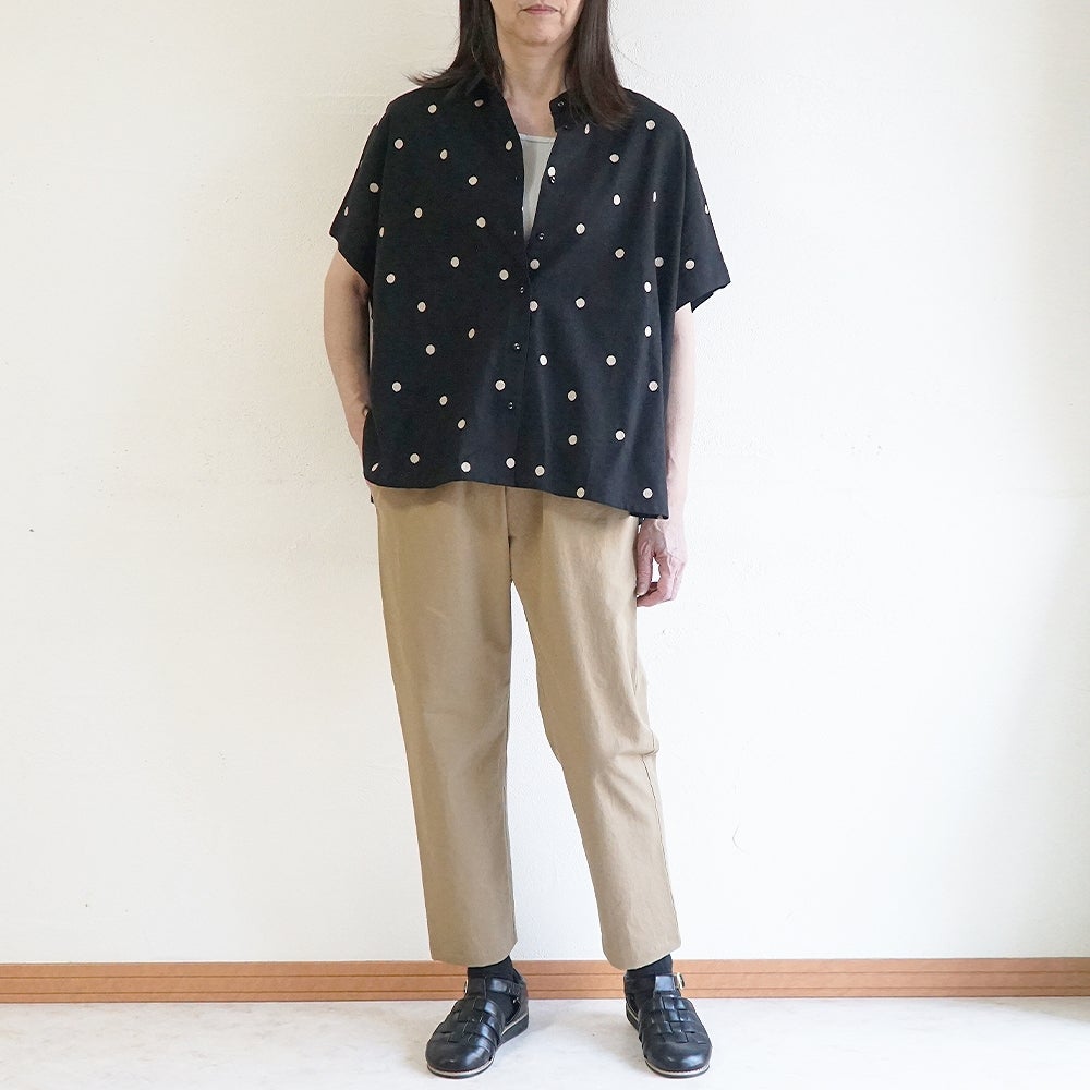 Branch m‘.,ブランチエム,ナチュラル,30代,40代,50代,60代,コットンリネン,ゆったり,ブラウス,シャツ,綿麻,半袖,チビ衿,刺繍,ドット刺繍,刺繍ブラウス,刺繍シャツ,ドット柄,ドットシャツ,ドットブラウス