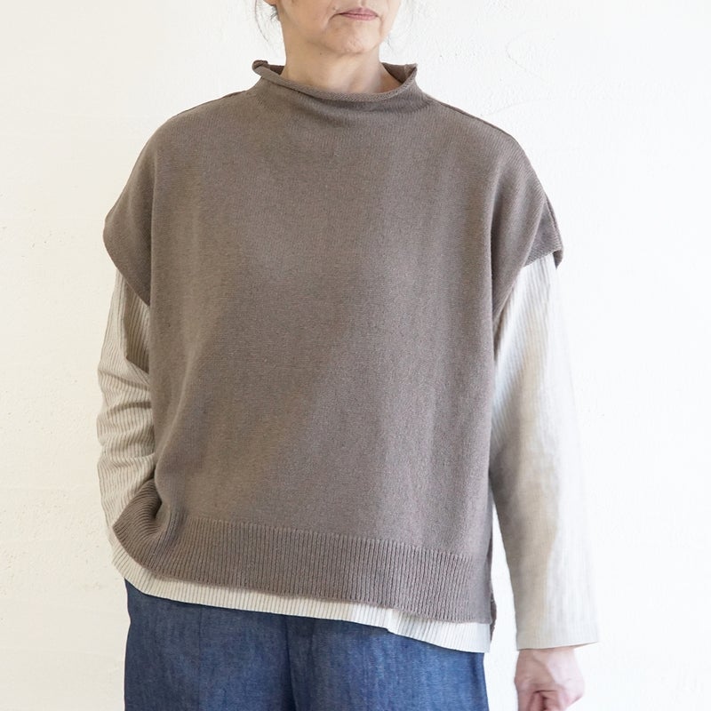 Branch m‘.,ブランチエム,ナチュラル,30代,40代,50代,60代,ウール,綿,ゆったり,ニット,ベスト,ニットベスト,ボトルネック,ボトルネックベスト,ハイネック,ハイネックベスト,