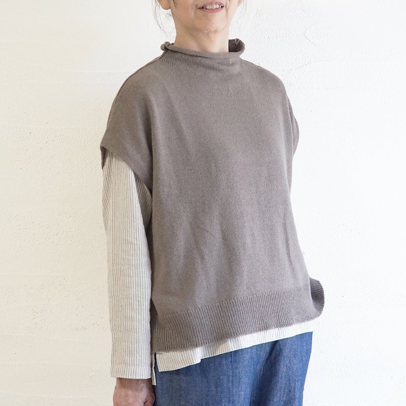 Branch m‘.,ブランチエム,ナチュラル,30代,40代,50代,60代,ウール,綿,ゆったり,ニット,ベスト,ニットベスト,ボトルネック,ボトルネックベスト,ハイネック,ハイネックベスト,